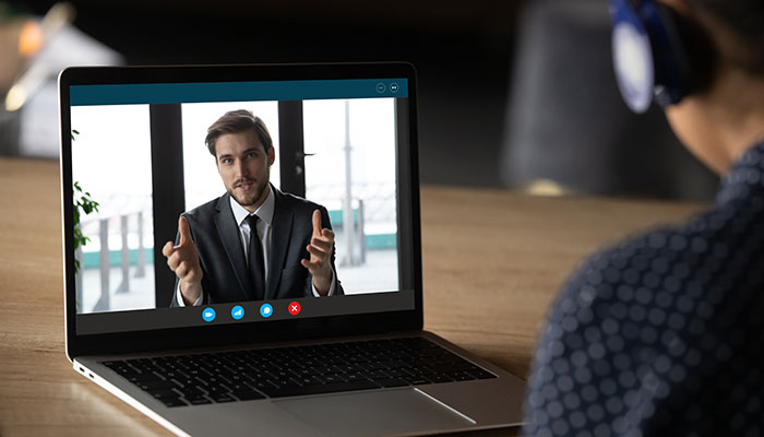 Vortsellungsgespräch per Video: Laptop wird für Video-Call benutzt